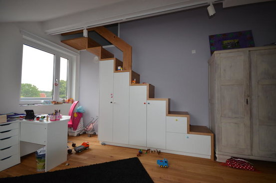 Maßgefertigter Einbauschrank unter einer Treppe