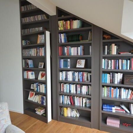 Bücherschrankwand für Dachschräge