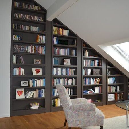 Bücherschrankwand für Dachschräge