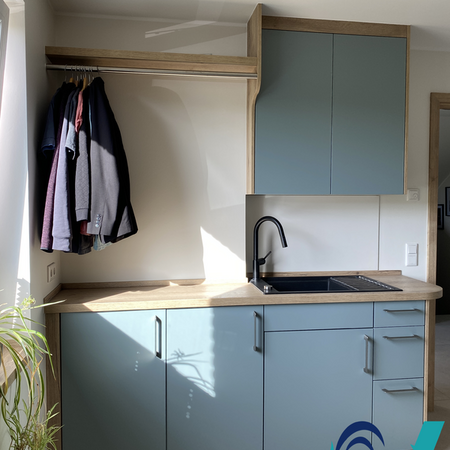 Hauswirtschaftsraum mit Garderobe und Waschbeckenzeile