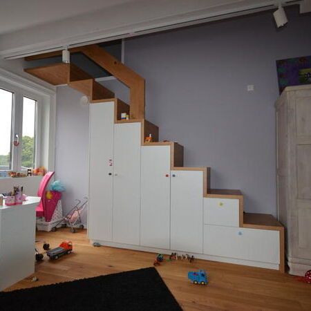 Treppenschrank nach Maß mit viel Stauraum