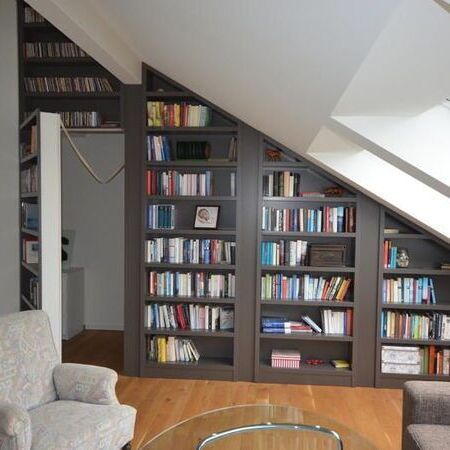 Schwarzes Bücherregal nach Maß mit Türdurchgang