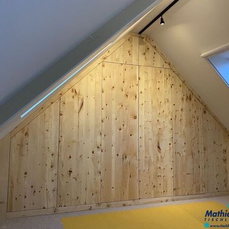 Dachschrägenschrank aus Zirbe