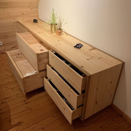 Kommode aus Zirbe-Massivholz