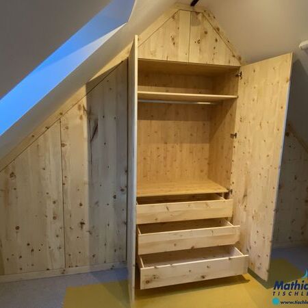 Dachschrägenschrank aus Zirbe