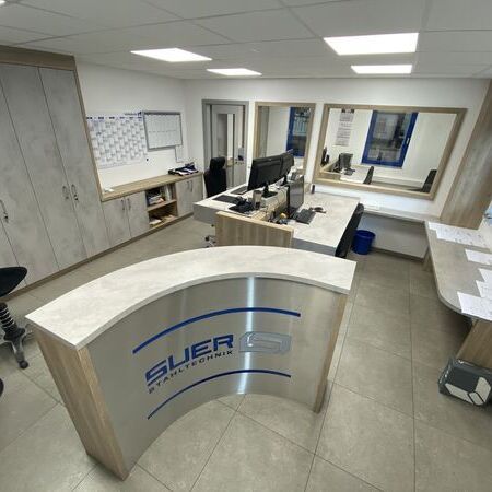 Büroeinrichtungen mit Empfangsbereich und Büroeinrichtungen mit höhenverstellbaren Schreibtischen