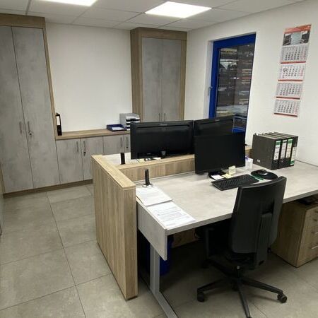 Büroeinrichtungen mit höhenverstellbarem Schreibtisch