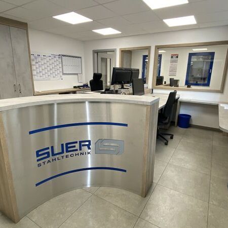 Büroeinrichtungen mit Empfangsbereich und Büroeinrichtungen mit höhenverstellbaren Schreibtischen