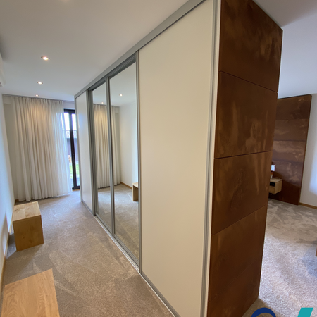 Schlafzimmer Eiche mit IMI-Rost-Designplatten und großen Ankleideschrank