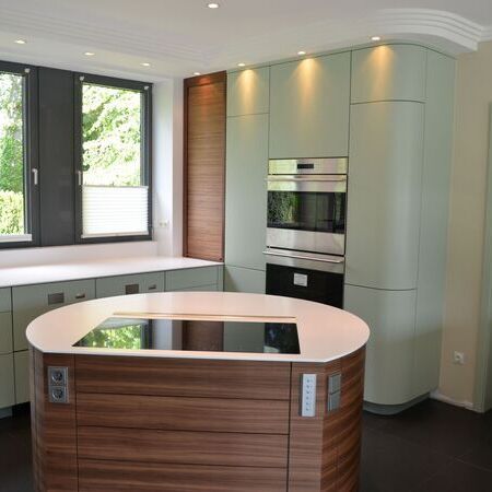 Matt lackierte Küche mit abgerundeter Kochinsel