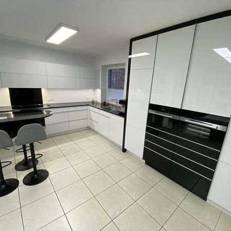 Moderne weiße Küchenzeile mit hängenden Schränken