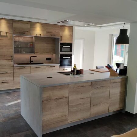 Moderne Designküche mit Kochinsel