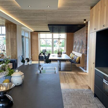 Küche aus Eiche, hängender Decke, Kochinsel und Essecke