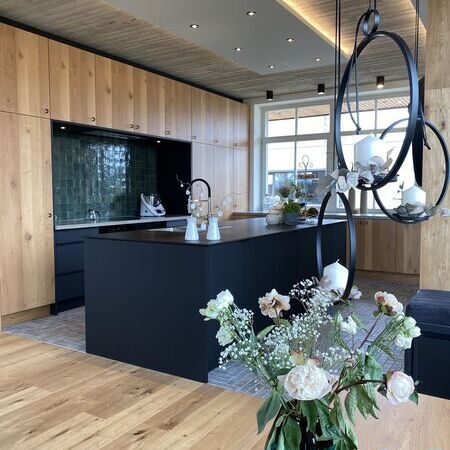 Küche aus Eiche, hängender Decke und Kochinsel