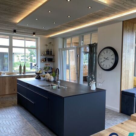 Küche aus Eiche, hängender Decke und Kochinsel