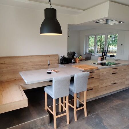 Küche aus Risseiche mit Kochinsel und kombinierter Essecke