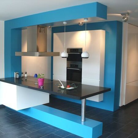 Hochglanzküche mit blauen Akzenten