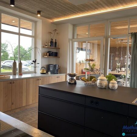 Küche aus Eiche, beleuchteter Decke und Kochinsel