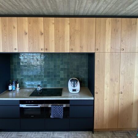 Küchenwand mit Backofen und Herdt