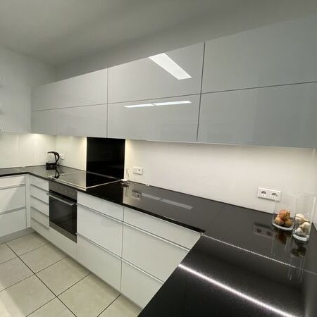 Moderne weiße Küchenzeile mit hängenden Schränken