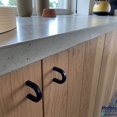 Küchenzeile aus Eiche mit modernen Griffen