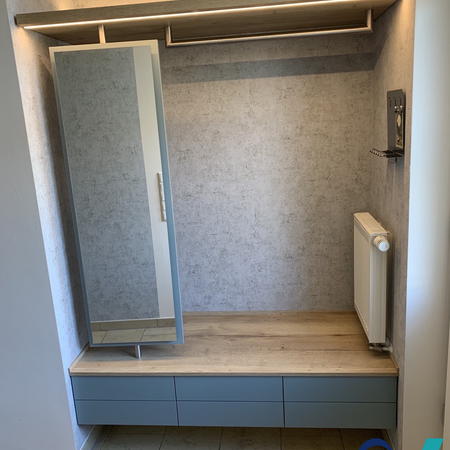 Moderne Garderobe mit Drehspiegel