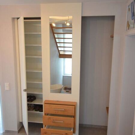 Garderobe mit Spiegel-Schiebetür
