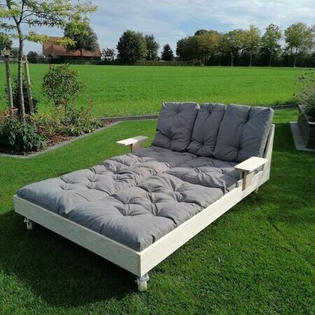 Große Gartenliege mit Polsterung