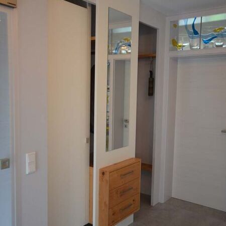 Garderobe mit Spiegel-Schiebetür