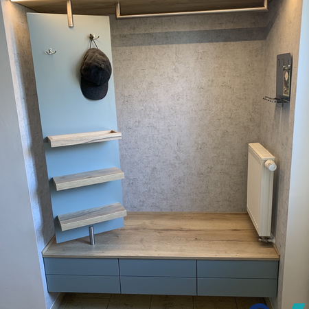 Moderne Garderobe mit Drehspiegel