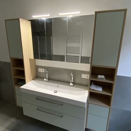 Weißes Badezimmer-Waschbecken Spiegel-Beleuchtung