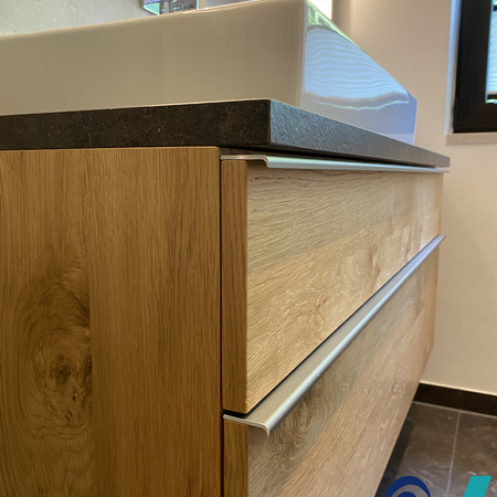 Modernem Waschbecken und beleuchteten Spiegel