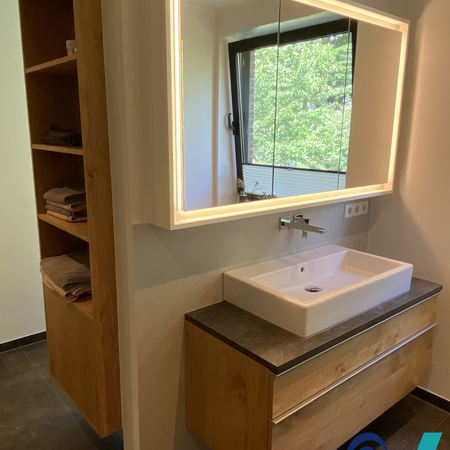 Modernem Waschbecken und beleuchteten Spiegel