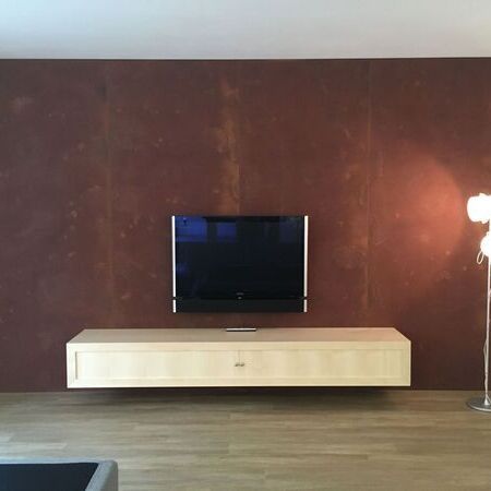 TV-Wand mit hängender Kommode