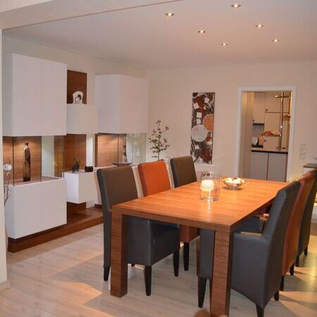 Esszimmer mit Tisch und Wandvitrine